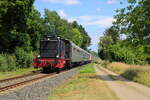 236 406-5 zieht am 06.06.2022 einen Sonderzug von Frankfurt-Höchst zum Bahnhofsfest nach Königstein und durchfährt hier gerade Liederbach.