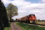 Lok D23 der Bentheimer Eisenbahn AG mit bergabegterzug 209 zwischen Coevorden-De Heege (Die Niederlande) und Nordhorn bei Esche am 7-5-2001.