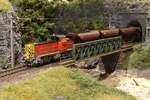 *Modell*  Im Sommer 2005 k�mpfen die MaxlRail 2015 007 und die 2016 919 am Zugschluss mit einem Schotterzug als Nebenfahrt vom Hartsteinwerk Rosenheim am Olfapass nach Hochgries.