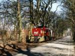 Die D24  Neuenhaus-Veldhausen  (MaK 1983/1000795), mit 1.523 pk der strkste Lok der Bentheimer Eisenbahn AG, hat als bergabegterzug 209 Coevorden Heege-Esche nur ein Wagen angekuppelt auf die