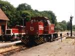 Loks D24 und D1 (ex-DB 332 306-0) der Bentheimer Eisenbahn AG auf Bahnhof Bentheim-Nord am 16-6-2001. Bild und scan: Date Jan de Vries. 