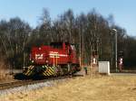 D24 der Bentheimer Eisenbahn AG mit bergabegterzug 209 Coevorden Heege-Esche ohne Wagens auf die Stichstrecke an die Gterbahnstrecke Coevorden-Bentheim in Emlichheim am 24-2-2003. Die Lok fahrt ein Stck neben die Strae. Bild und scan: Date Jan de Vries.