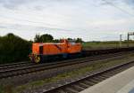 In Merzenich kommt die Northrail 272 001-5 mit einem Altschotterzug gen Aachen gefahren. 26.10.2014