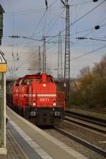 Hier fahren die beiden RHC Loks DE91(hinten) und DE71 einen mit Wasserglas beladenen Tankwagenzug wieder an.