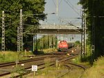 Tele auf einen in Rommerskirchen einfahrenden Güterzug, die RHC DE82/alias 272 020-5.
Erst musste sie einen RE8 nach Koblenz durch lassen und dann konnte sie auf Gleis 1 einfahren durch die Weichenstraße. Sonntag den 19.6.2016