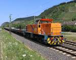 272 001-5 der Northrail mit Betonblöcken auf Flachwagen in Fahrtrichtung Koblenz.