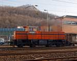 Lok 7 der Deutschen Edelstahlwerke(DEW), zuvor Edelstahlwerke Sdwestfalen fhrt am 11.02.2011 DB Gleis zurck aufs Werksgelnde in Siegen-Geisweid. 
Die Lok ist eine Mak G 1203 BB, Baujahr 1986, Fabr.-Nr. 1000808. 
Oben ist der  Monte Schlacko  das Wahrzeichen von Siegen-Geisweid zusehen. Es handelt sich dabei um eine Schlackenhalde der frheren Bremer Htte.