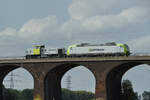 Ein Captrain-Lokzug (V 157 und 185 503-0) war Ende August 2022 die Duisburg-Hochfelder Eisenbahnbrücke zu sehen