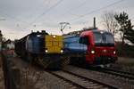 Ein Lokzug aus vier Vectronen für die SBB überholt am 23.03.2018 in Westerstetten eine Lok der Baureihe 275.