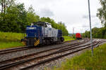 Die zurzeit an die KSW (Kreisbahn Siegen-Wittgenstein) vermietete RBH 806 / 275 806-4 (98 80 0275 806-4 D-RBH), eine MaK G 1206 der RBH - RAG Bahn und Hafen GmbH (Gladbeck), steht zur Mittagspause am 19 Mai 2026 auf dem Rbf der KSW in Herdorf (Betriebsst�tte Freien Grunder Eisenbahn- NE 447). Oben am begr�nten Bahndamm die DB Strecke Betzdorf/Sieg – Herdorf – Haiger „Hellertalbahn“. Hinten das Einfahrtsignal zum Bahnhof Herdorf, f�r in Richtung Betzdorf/Sieg fahrende Z�ge. 

Die MaK G 1206 wurde 1997 von der Siemens Schienenfahrzeugtechnik (SFT) in Kiel-Friedrichsort unter der Fabriknummer 1000905 gebaut und an die damalige RAG - Ruhrkohle AG, RAG Bahn- und Hafenbetriebe in Gladbeck als RAG 802 ausgeliefert. Sie ist eine Lok des erfolgreichen Typs G 1206 aus dem 3. Typenprogramm. Im Jahr 2004 erfolgte die Umfirmierung der RAG in RAG Bahn und Hafen GmbH (RBH) und nach der �bernahme durch die DB Schenker Rail Deutschland AG (heute DB Cargo) erfolgte 2006 die Umfirmierung in RBH Logistics GmbH.
