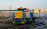 Am 04.12.16 rollt 275 102 der Captrain aus dem Gelände der Regiobahn Bitterfeld zum Bahnhof.