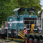Die GunvorRail-Diesellokomotive Lok 2  Emma  wartet auf den Straßentransport nach Ingolstadt.