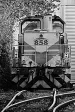 Ende Oktober 2025 war die 1997 gebaute TKSE-Diesellokomotive 858 in Hattingen abgestellt. (Fotostandort: Fußweg Eickener Str.)