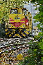 Die 1997 gebaute TKSE-Diesellokomotive 858 war Ende Oktober 2025 auf dem Gelände der Alstom Reuschling Service GmbH & Co. KG in Hattingen zu sehen. (Fotostandort: Fußweg Eickener Str.)