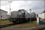 Am 11.10.2026 standen die beiden neuen Gmeinder Lokomotiven DE 75 und DE 76 der EHB in Osnabr�ck nahe der Zufahrt zum Verwaltungsgeb�ude im Hafenbereich.