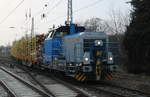 650 077-7 der Firma Vossloh Locomotives GmbH beim Rangieren mit dem Holzzug von Rostock-Bramow nach Stendal am Abend des 15.02.2018 in Rostock-Bramow.