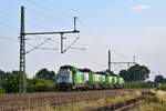 Vossloh 650 080 (G 6) schleppt drei unbekannt gebliebene Loks der BR 4185 (DE 18) in Richtung Bremen (bei Diepholz, 03.09.18).
