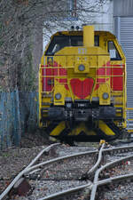 Im Bild die 2017 bei Vossloh gebaute TKSE-Diesellokomotive 821 vom Typ G6, Fabriknummer:	5102090. (Dezember 2025, Fotostandort: Hattingen, Fußweg Eickener Str.)