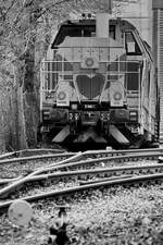 Mitte Dezember 2025 habe ich die 2017 bei Vossloh gebaute TKSE-Diesellokomotive 821 in Hattingen fotografiert. (Fotostandort: Fußweg Eickener Str.)