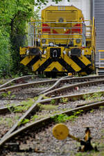 Auf Sommerbetrieb umgestellt - k�nnte man meinen - wurde die TKSE 823, eine 2017 gebaute Vossloh G6. (Hattingen, Mai 2026, Fotostandort Fu�weg Eickener Stra�e)