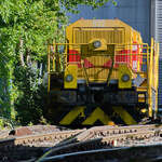 Ende Juli 2026 hat sich dann die TKSE-Werkslokomotive 822 - ebenfalls ohne Fahrerkabine -dazugesellt. (Hattingen, Mai 2026, Fotostandort Fu�weg Eickener Stra�e)