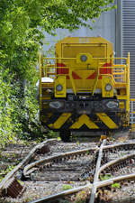 Die 2017 gebaute Vossloh G6 TKSE 824 geh�rt nun zumindest kurzzeitig auch zur Sommerkollektion. (Hattingen, August 2026, Fotostandort Fu�weg Eickener Stra�e)