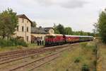 107 018 fuhr am 08.09.19 von Schwarzenberg nach Schleiz. Hier ist der Zug im Bahnhof Schleiz zusehen.