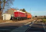 Letzter Betreibstag auf der Ohratalbahn: 107 018-4 fhrt mit ihrem Zug aus dem Bahnhof Emleben aus.