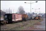 Am 8.11.1998 lagen zwei zerlegte Lokomotiven im Bahnhof Ludwigslust.