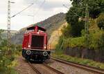 V100 2091 dieselt solo am 12.09.2021 nahe Kaub/rechte Rheinseite in Richtung Süden.