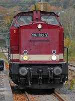 Die Press-Diesellokomotive 114 703-2 Ende Oktober 2020 bei der Ankunft am Bahnhof in Hattingen.