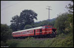 Zug 224 mit Lok VL 13 der Gelnhäuser Kreisbahn ist hier am 23.05.1990 von Wächtersbach nach Bad Orb unterwegs.