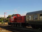 Hafen Halle 265 603 rangiert die Wagen des DPE 61409  Kupfer-Express  aus Gera Hbf am 02.10.2016 in die Abstellung in Klostermansfeld.