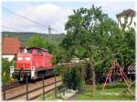 290 057-9 sonnt sich zwischen Sllingen Kapellenstrae und Sllingen bahnhof mit einer Ladung Schienen.
