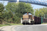 HSL Rangierlok 290 127 mit Kies-Wagen im Anschluß Stralsund Südhafen.