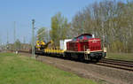 290 008 rollte am 08.04.19 mit einem Kran durch Muldenstein Richtung Bitterfeld.