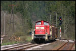 DB 290008 erreicht hier mit einem Holzzug am 23.4.2005 den Bahnhof Lichtentanne.