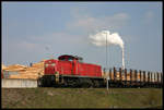 DB 290008 ist mit einem Holzzug in Friesau angekommen und rangiert diesen nun am 23.4.2005 zum dortigen Holz Verarbeitungswerk.