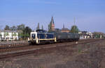 DB 290 260-9 mit kurzem Güterzug von Kleve nach Krefeld bei der Ankunft in Kevelaer, am 30.04.1996.