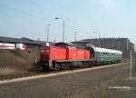 290 026 stellt den Waggon fr die mitfahrenden LKW-Fahrer der RoLa bereit; Dresden-Friedrichstadt, 26.03.2003 - Rollende Landstrae wurde am 19.Juni 04 infolge EU-Osterweiterung eingestellt  