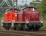 290 371-4 + 294 692-9, aufgenommen am 21.07.09 in Kln West oder  schn-rot  trifft  verkehrt-rot  