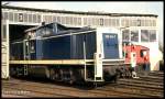 DB 290044 lugt aus dem Rundschuppen des inzwischen dem Boden gleich gemachten BW Aachen West am 25.10.1989.