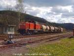 290er mit Gterwagen im Bahnhof Blankenstein/Saale. Leider ist am Ende des Ziehgleises Richtung Bayern Schluss. Sechs Kilometer weiter in Bayern ist die Strecke Hof-Bad Steben in Betrieb. Da die verbindende frnk. Hllentalbahn ber die ehemalige Grenze abgebaut ist, mssen Gterzge von der Papierfabrik Blankenstein nach Sden ber 260 Kilometer Umweg fahren.......