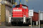In Wismar steht die 290 565 mit ihrem Güterzug direkt am Bahnübergang. 01.04.2009