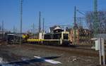 Nordeinfahrt Hof Hbf am 22.02.2018, ich wartete eigentlich auf einen Zug der Gegenrichtung. Auf einmal kam von hinten diese schwarze private V 90 mit der Ramme und Begleitwagen....