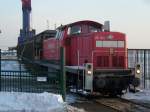 291 902 am 05.Februar 2010 am Hafentor in Mukran bei der Abholung von zwei Gterwagen.