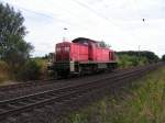 BR 291 901-7 der DB Cargo kommt aus Nienburg (Weser) und fhrt am 29.7.05 entlang des Stadtteils Holtorf.