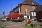 291 009 rangiert am 14.05.1984 entlang des Veddeler Damms im Hamburger Freihafen.