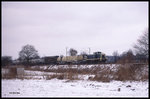 Am 24.02.1996 gab es noch regelmäßige Üg zwischen Lengerich - Hasbergen und Osnabrück. Hier ist an der Landesgrenze zu Nordrhein - Westfalen die 291072 mit einem solchen Zug um 16.43 Uhr von Lengerich kommend nach Hasbergen unterwegs. Unverkennbar die mitgeführten Wagen der Dyckerhoff Zementwerke. In Hasbergen kamen dann noch Wagen aus Georgsmarienhütte und von der Landmaschinenfabrik AMAZONE hinzu.