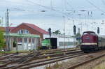 Die CLR 202 484-2 passiert mit dem DPE 24414  Salzland-Express  (Magdeburg Hbf - Pressig-Rothenkirchen) am 17.06.2017 die in Erfurt Ost pausierende EB 22.
